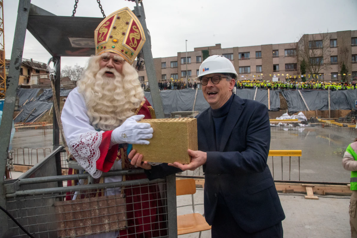 Sinterklaasverrassing op onze werf in Wetteren sinterklaas-overhandigt-de-eerste-gouden-steen-aan-burgemeester-albert-de-geyter Sinterklaasverrassing op onze werf in Wetteren