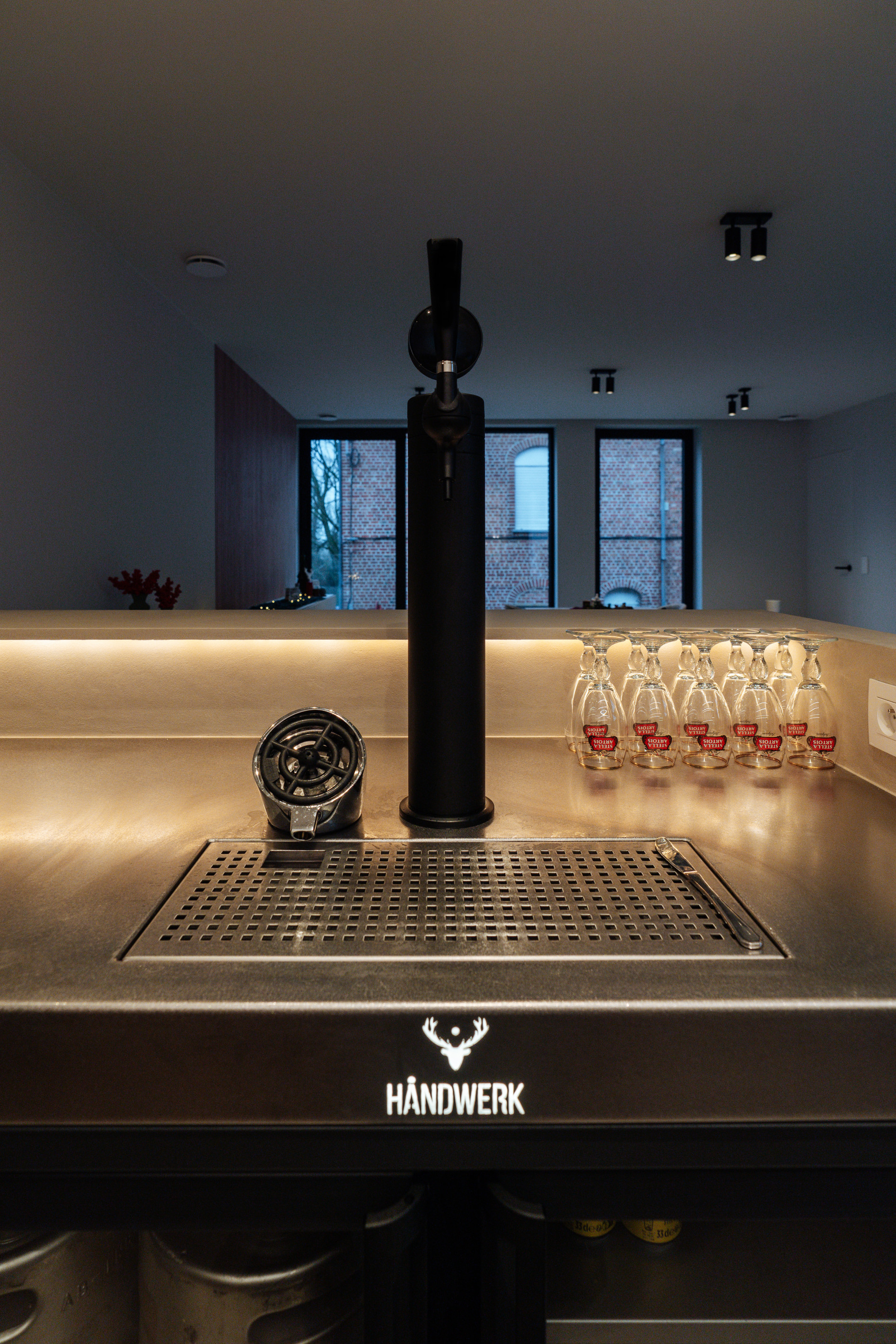 Private keukenbar Ieper Inox × dark brown wood. Handmade, warm en modern tegelijk. Een tijdloze combinatie die rust...