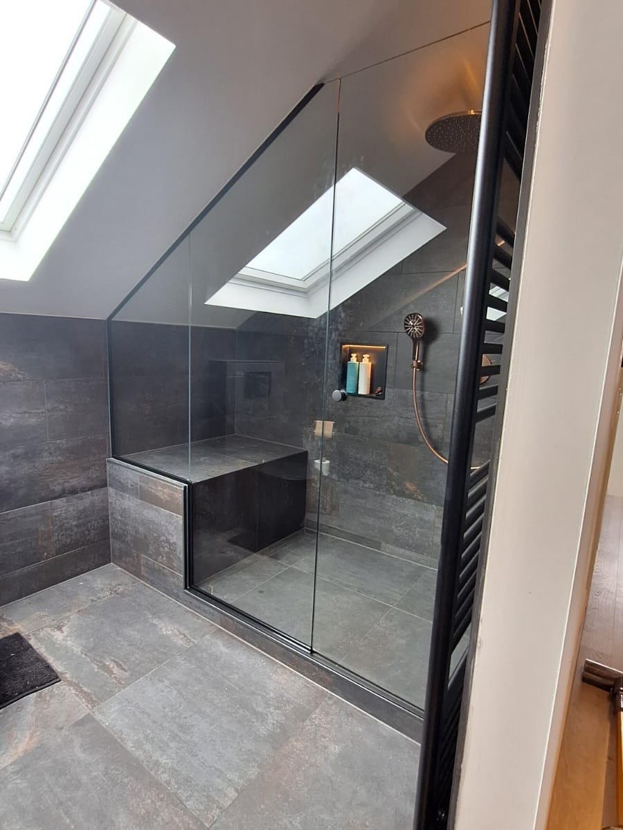 Een glazen douchewand op maat geeft uw badkamer een moderne, open en luxueuze uitstraling.