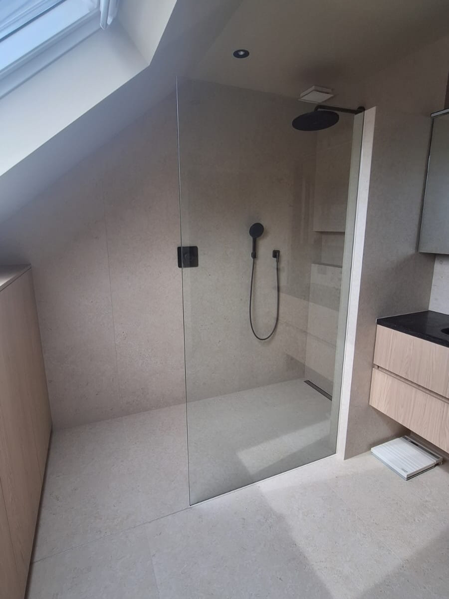 Onze douchewanden worden vervaardigd uit hoogwaardig veiligheidsglas, wat zorgt voor duurzaamheid, onderhoudsgemak en een tijdloze afwerking.