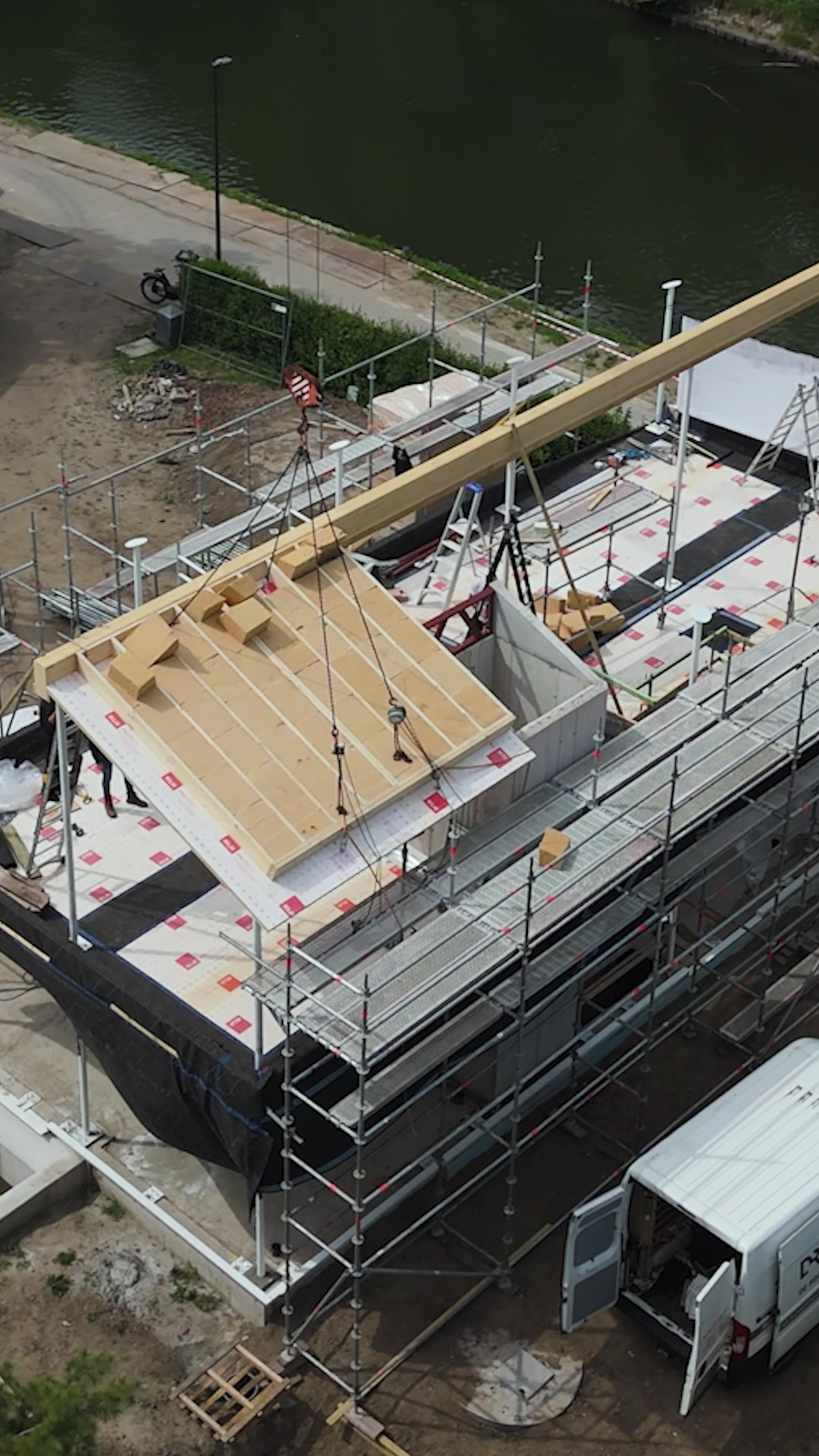 CLT- dakstructuur en prefab vloerelementen - residentieel houtbouwproject Aan De Bocht (2)