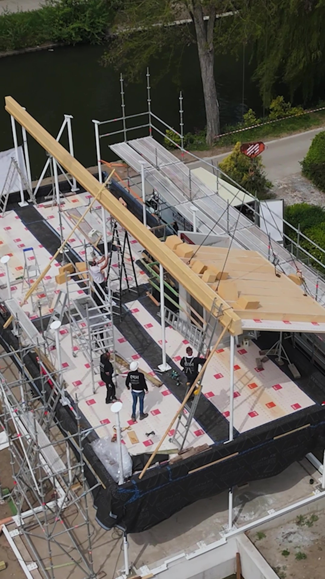 CLT- dakstructuur en prefab vloerelementen - residentieel houtbouwproject Aan De Bocht