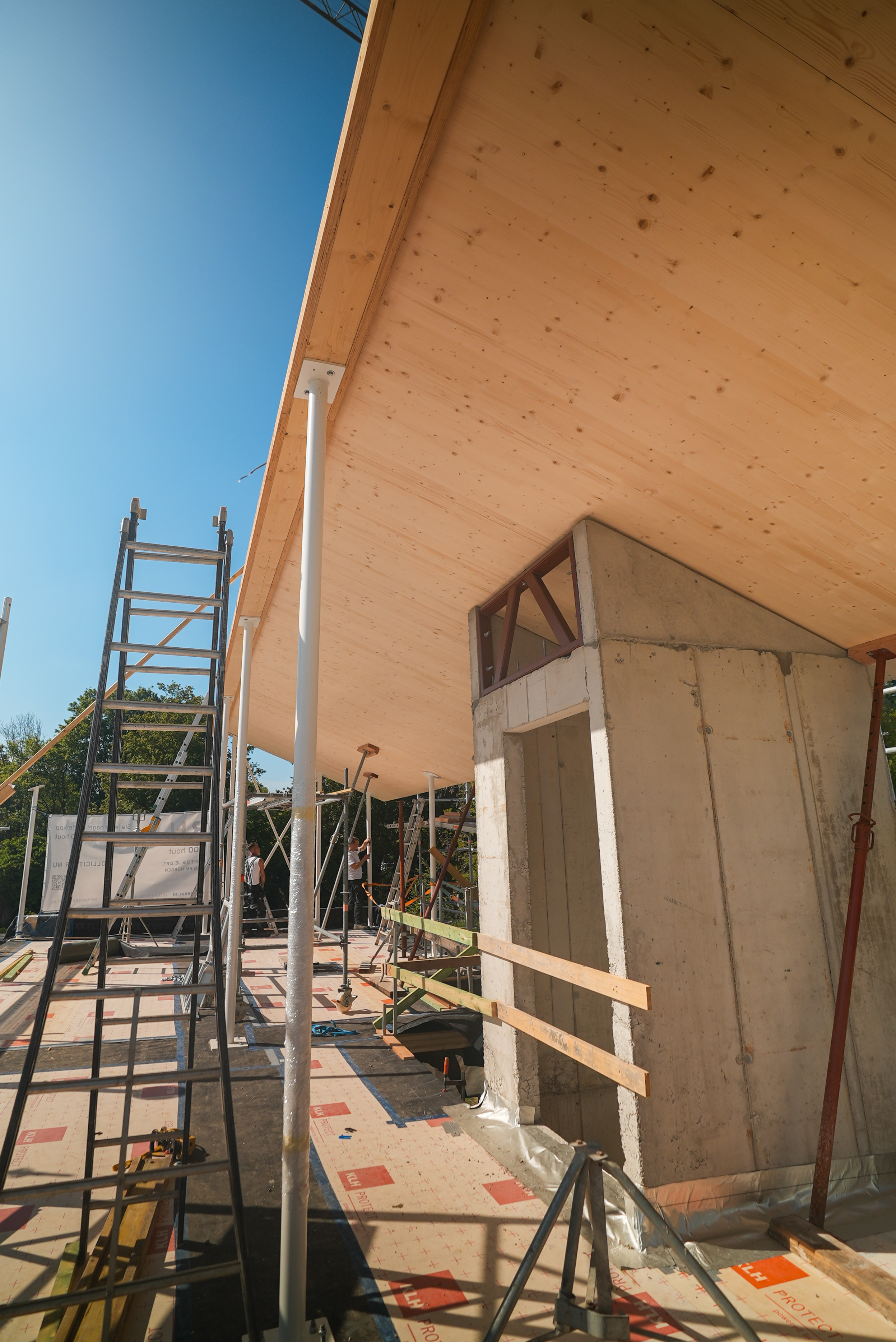 CLT-dakstructuur-liftkoker-prefab dakstructuur in CLT voor residentieel houtbouwproject te gent