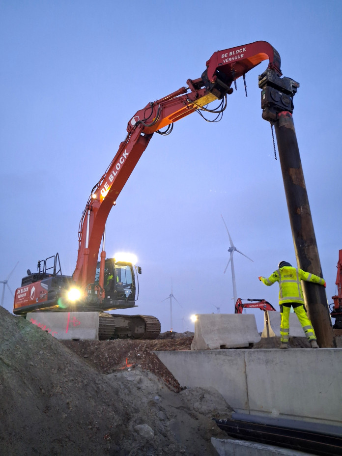 1430 - ZX350 + ICE 823B Hydraulische trilblok met jib