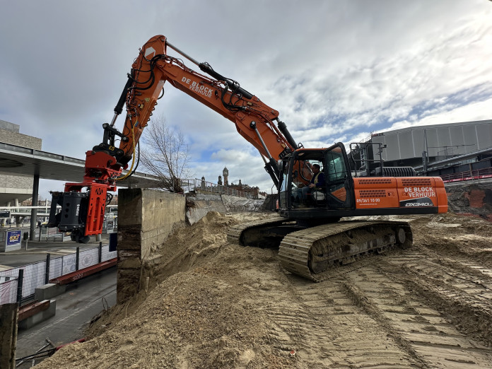 1455 - Movax side grip trilblok SG80-VA met Doosan DX340 De Block Verhuur 3