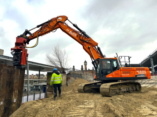 1455 - Movax side grip trilblok SG80-VA met Doosan DX340 De Block Verhuur 4