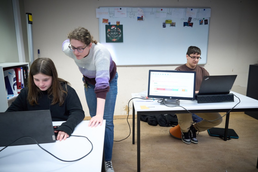 T7 leerling aan laptop