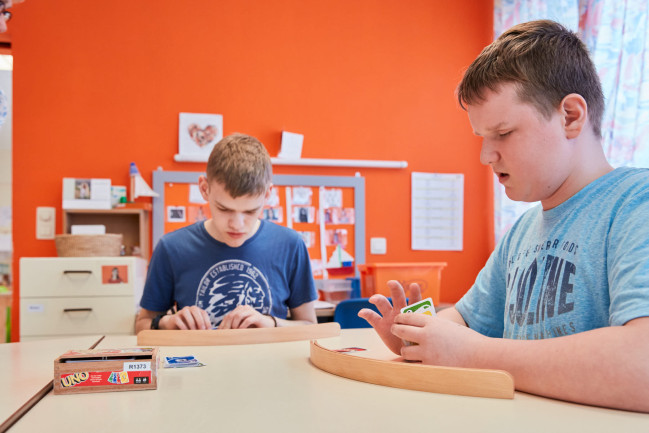 Leerlingen spelen Uno