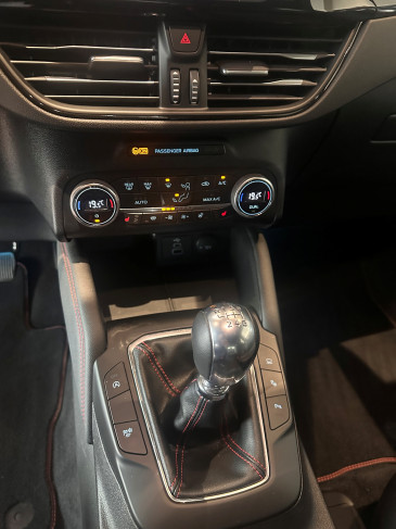 kuga stline x zwart manueel 4