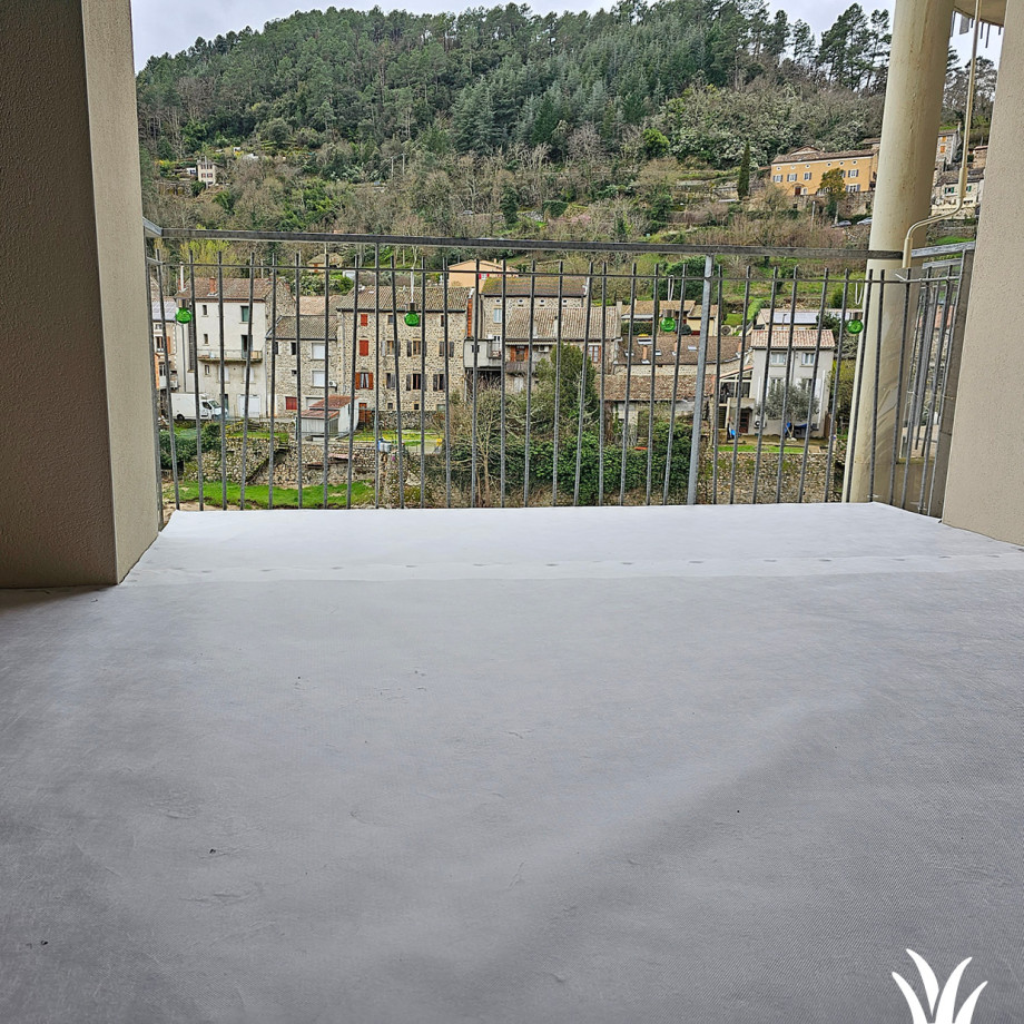 Grasmeester kunstgras - Balkon met groene kunstgras make-over