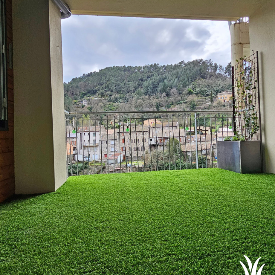 Grasmeester kunstgras - Balkon met groene kunstgras make-over