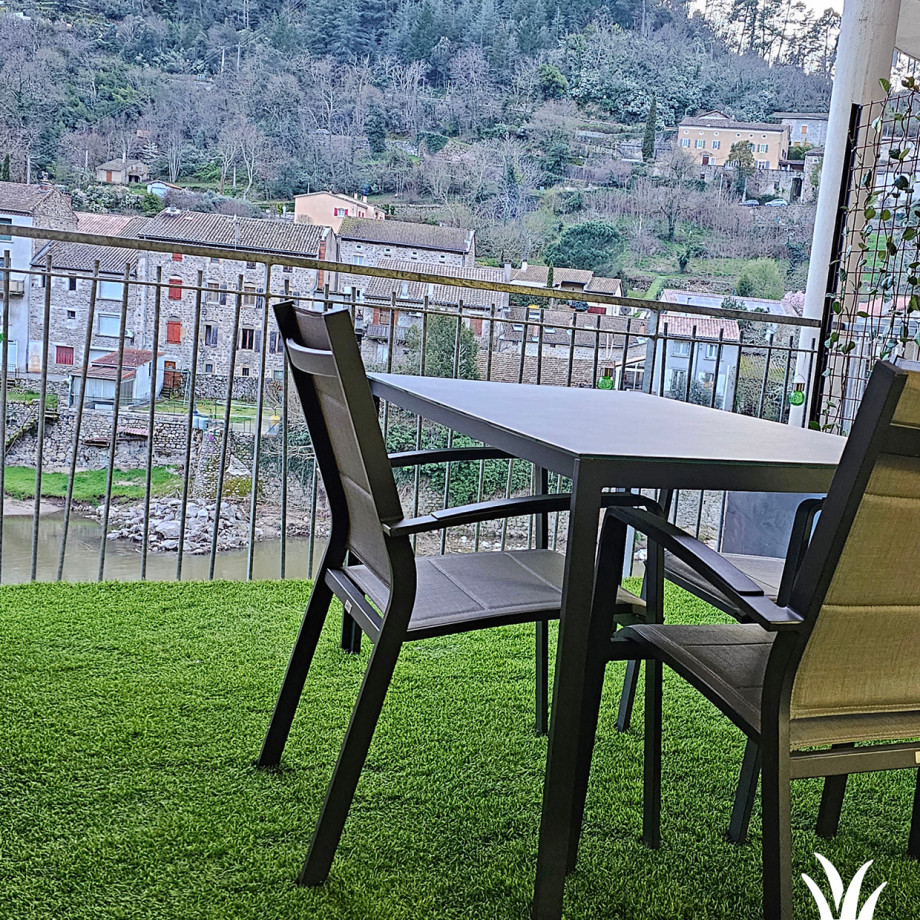 Grasmeester kunstgras - Balkon met groene kunstgras make-over