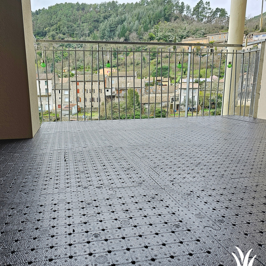 Grasmeester kunstgras - Balkon met groene kunstgras make-over