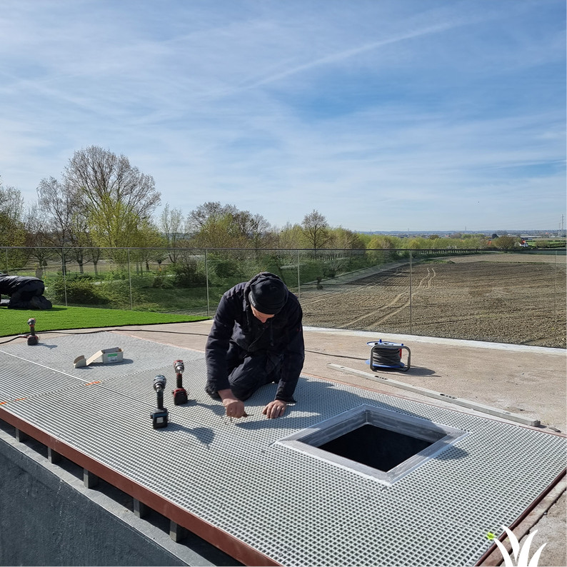 Grasmeester kunstgras - Filtersysteem netjes weggewerkt onder kunstgras