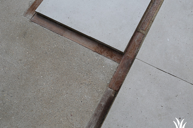 Bevestiging met hardhoutbalken | Grasmeester kunstgras Bevestiging met hardhoutbalken | Grasmeester kunstgras