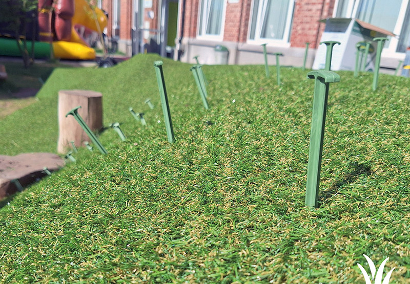 Biologisch afbreekbare grondpinnen voor maximale bevestiging | Grasmeester kunstgras