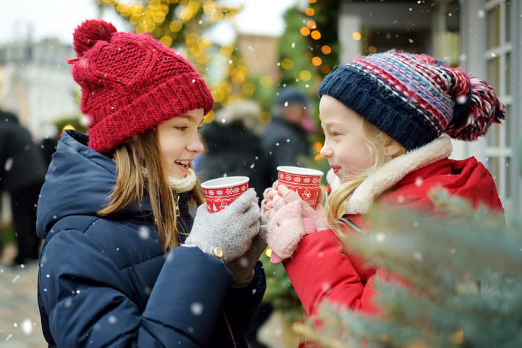 wintermarkt kerstmarkt stad kinderen sneeuw