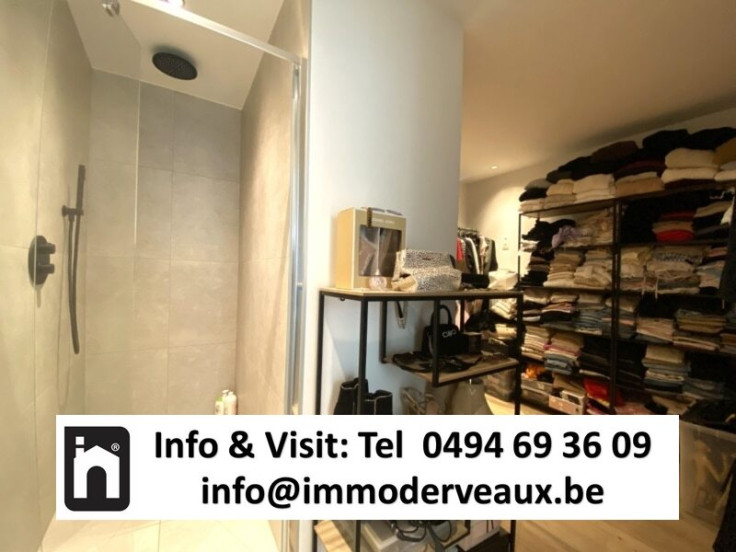 slaapkamer-met-douche-en-lavabo-800x600