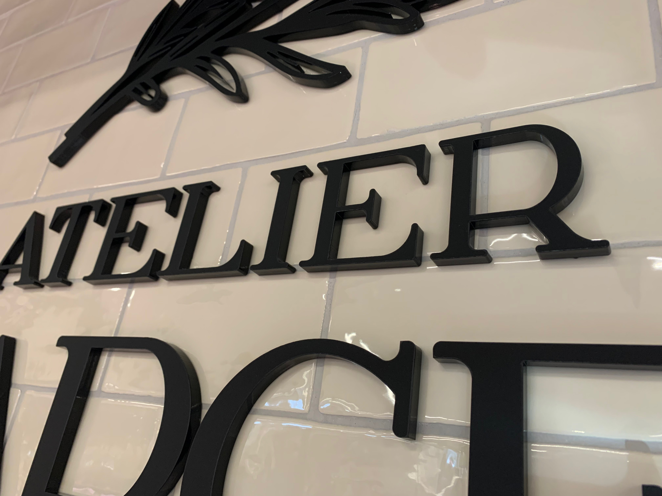 Acrylaat 8mm gelaserd en gekleefd tegen wand