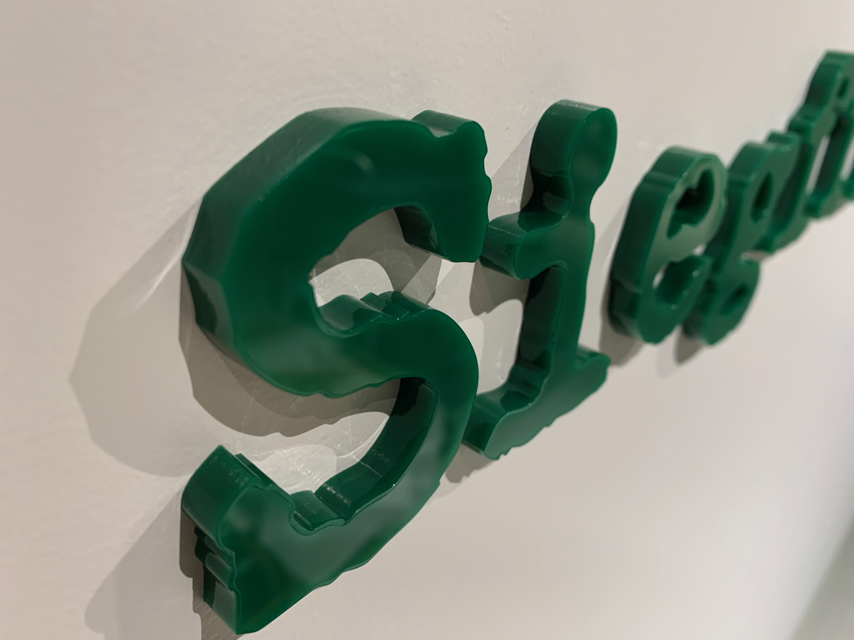 Acrylaat 8mm gekleefd tegen wand