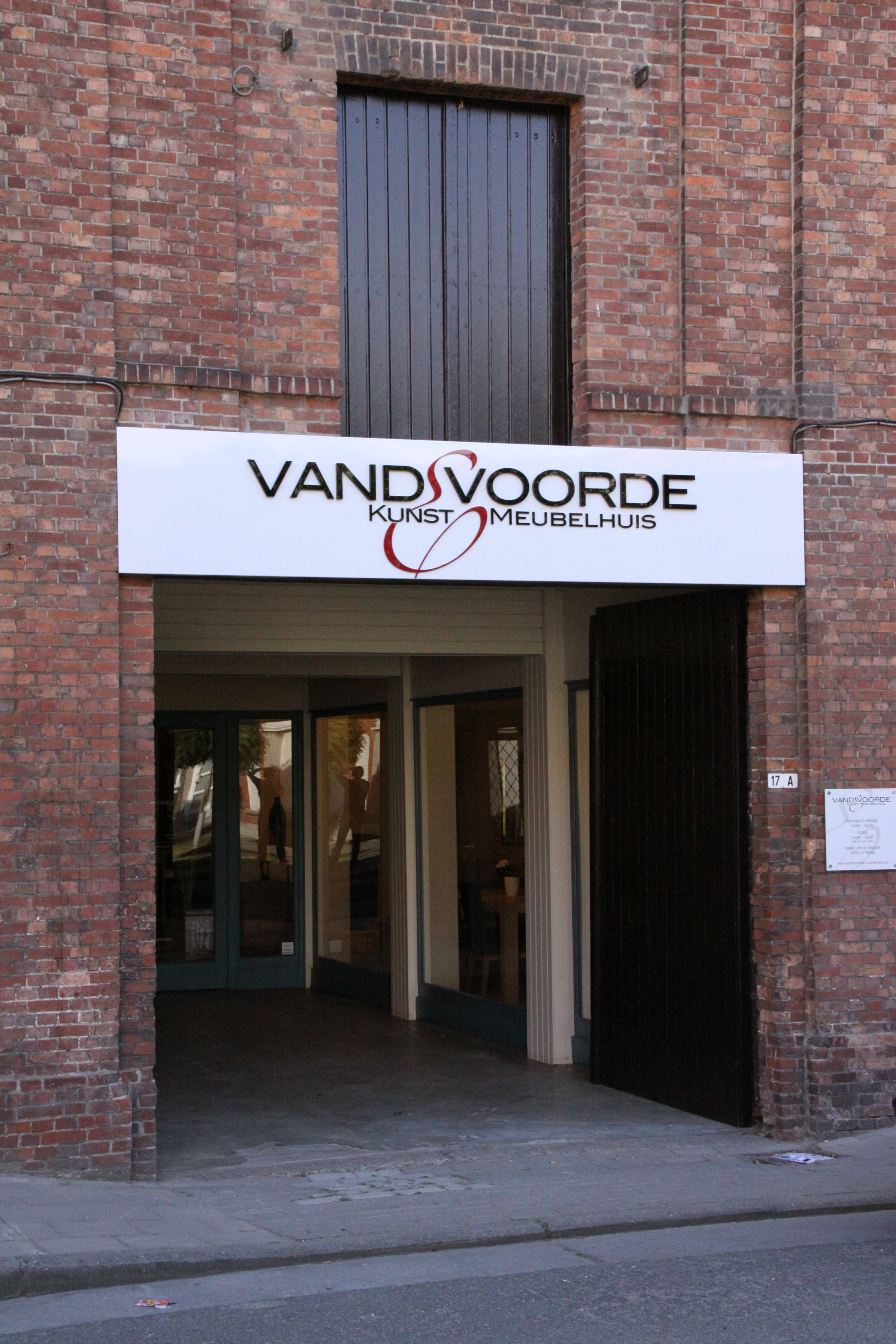 Gevel uitgewerkt in sandwichpaneel + Acrylaat logo