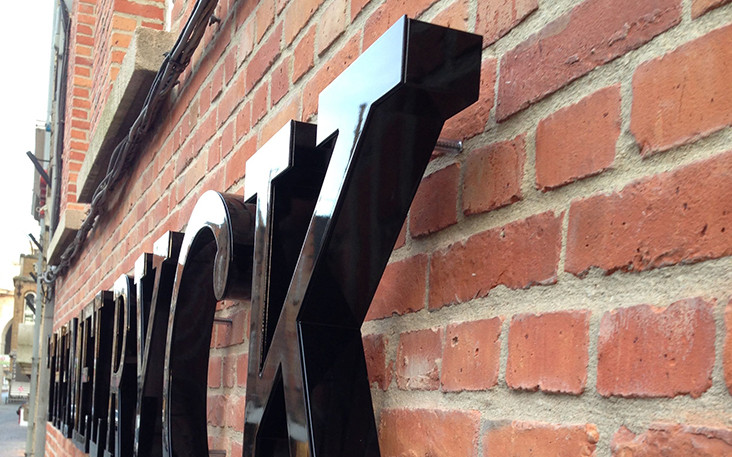 Aluminium doosletters, voorzien van indirecte ledverlichting.
