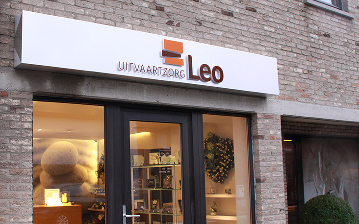 Ontwerp logo Uitvaartzorg Leo + uitvoering voorzien met aangepaste lichtreclame.