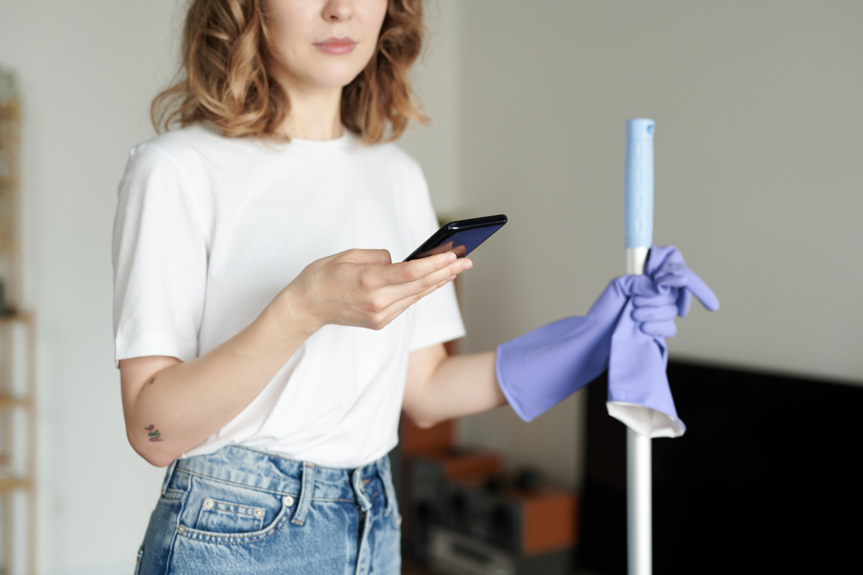 woman-using-smartphone-during-housework-2026-01-09-00-47-04-utc