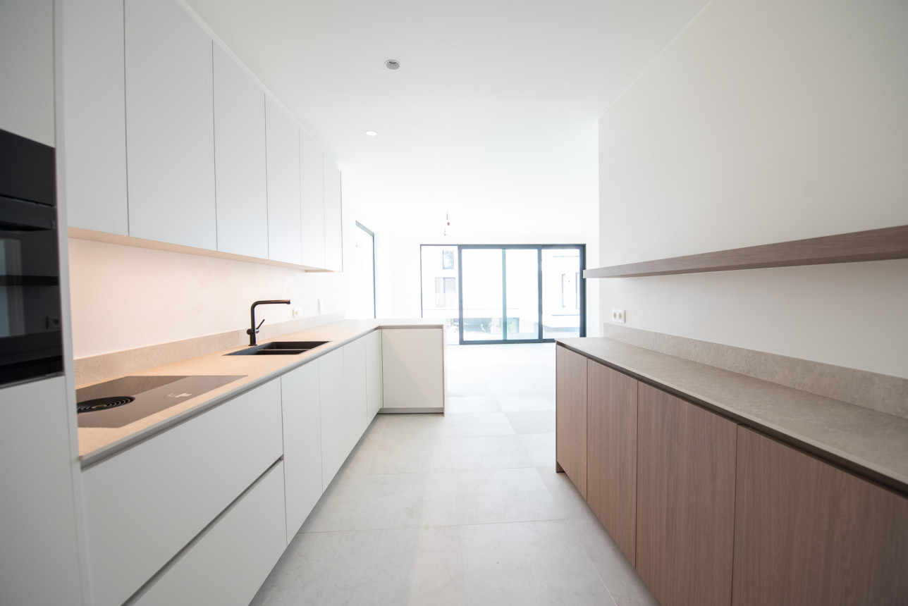 greeploze keuken, afwerking witgrijze melamine en master oak