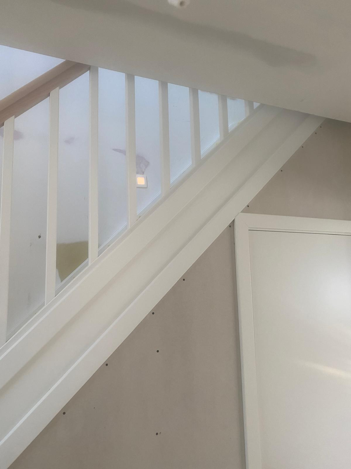 wit geverfde claustra met natuur matte beuken handgreep