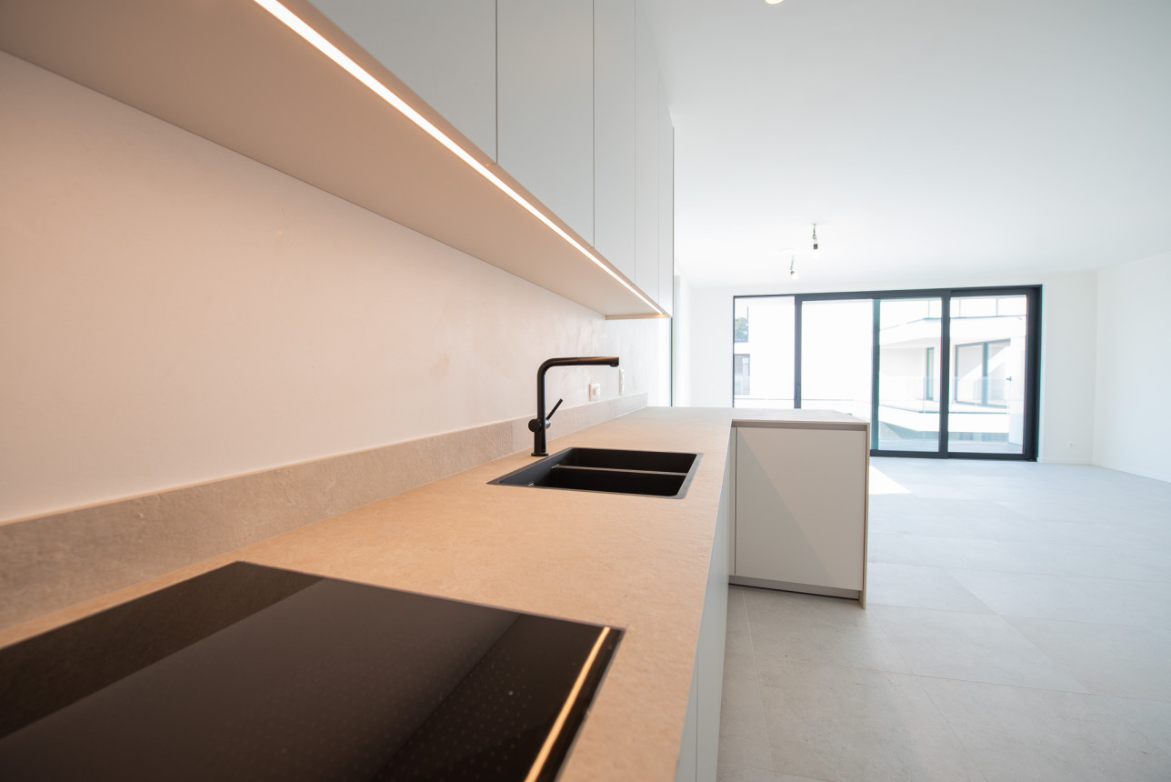 werkblad uniceramica beige, strutturata met zwarte spoeltafel en AEG kookplaat