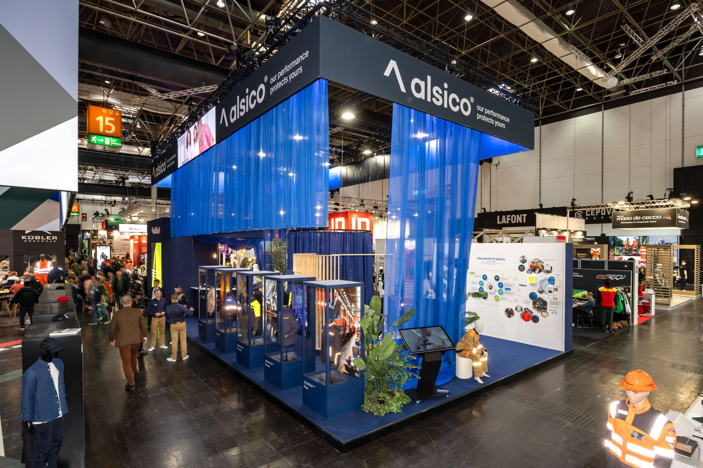 Alsico Voor Alsico realiseerde Travelexpo maatwerk displays op A+A Düsseldorf. De presentaties werden ontworpen met een functionele en professionele uitstraling, volledig gericht op werkkledij en veiligheidsoplossingen. Dankzij een duidelijke opbouw kwamen de collecties sterk en overzichtelijk naar voren op de internationale vakbeurs.