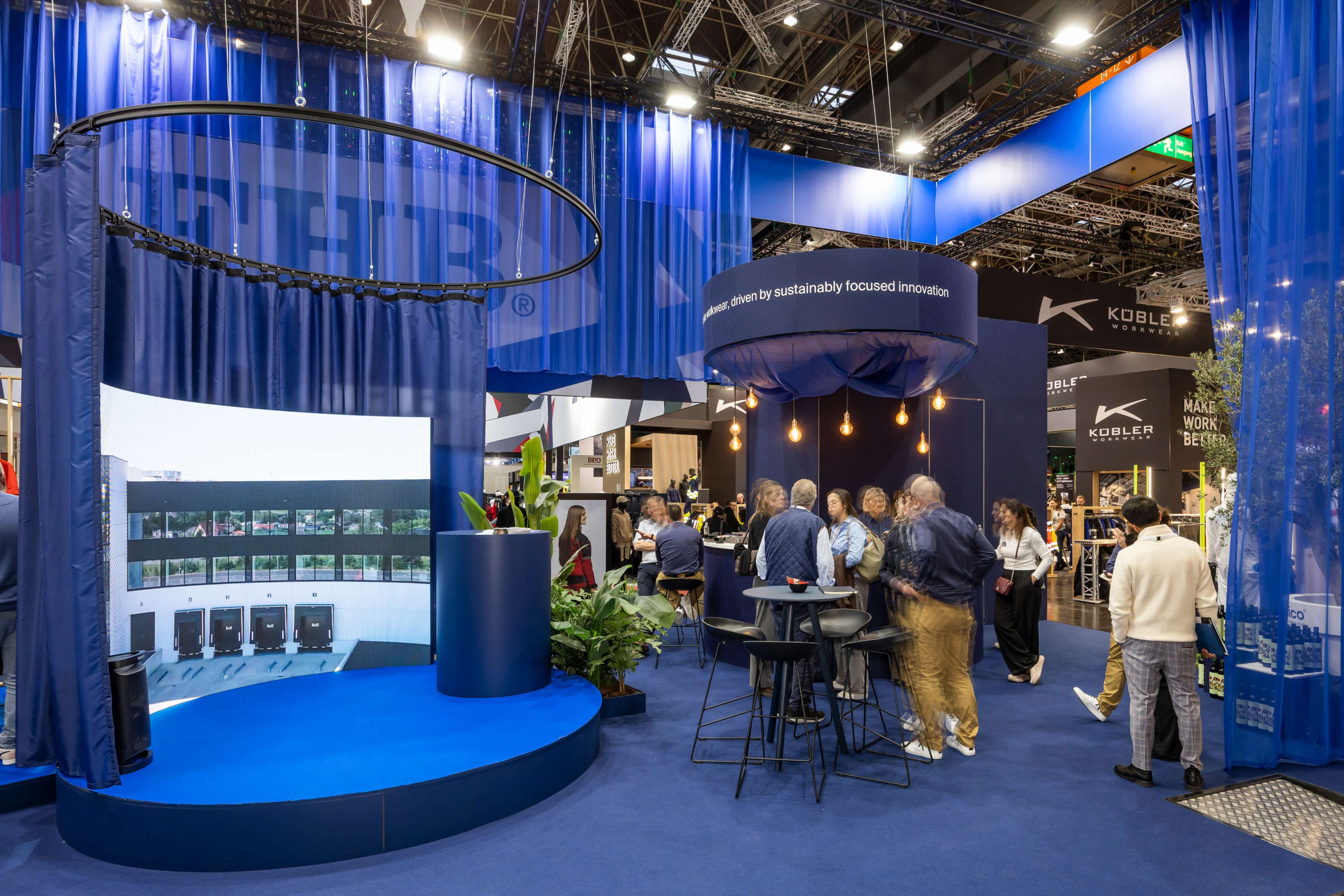 Alsico Europe Voor Alsico realiseerden wij een beursstand op maat tijdens A+A. De stand werd ontworpen met focus op een sterke merkuitstraling, functionaliteit en een professionele presentatie van hun werkkleding.