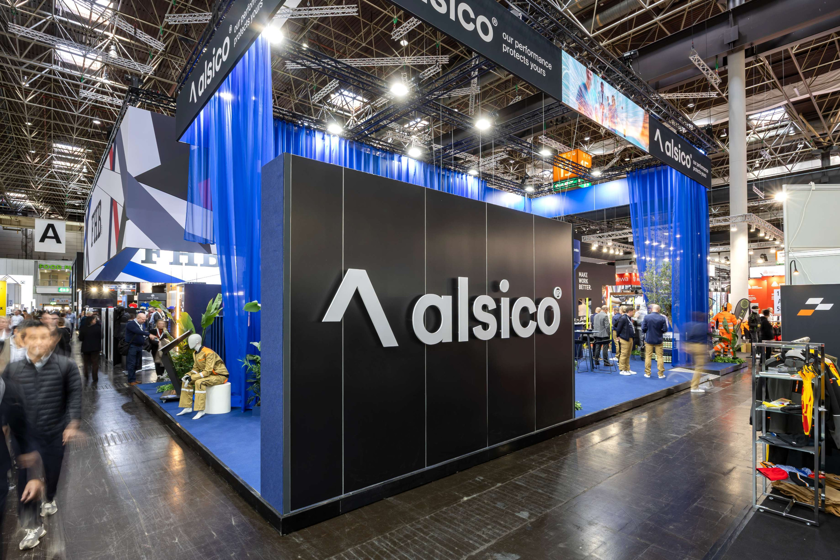 Alsico Europe Voor Alsico realiseerden wij een beursstand op maat tijdens A+A. De stand werd ontworpen met focus op een sterke merkuitstraling, functionaliteit en een professionele presentatie van hun werkkleding.