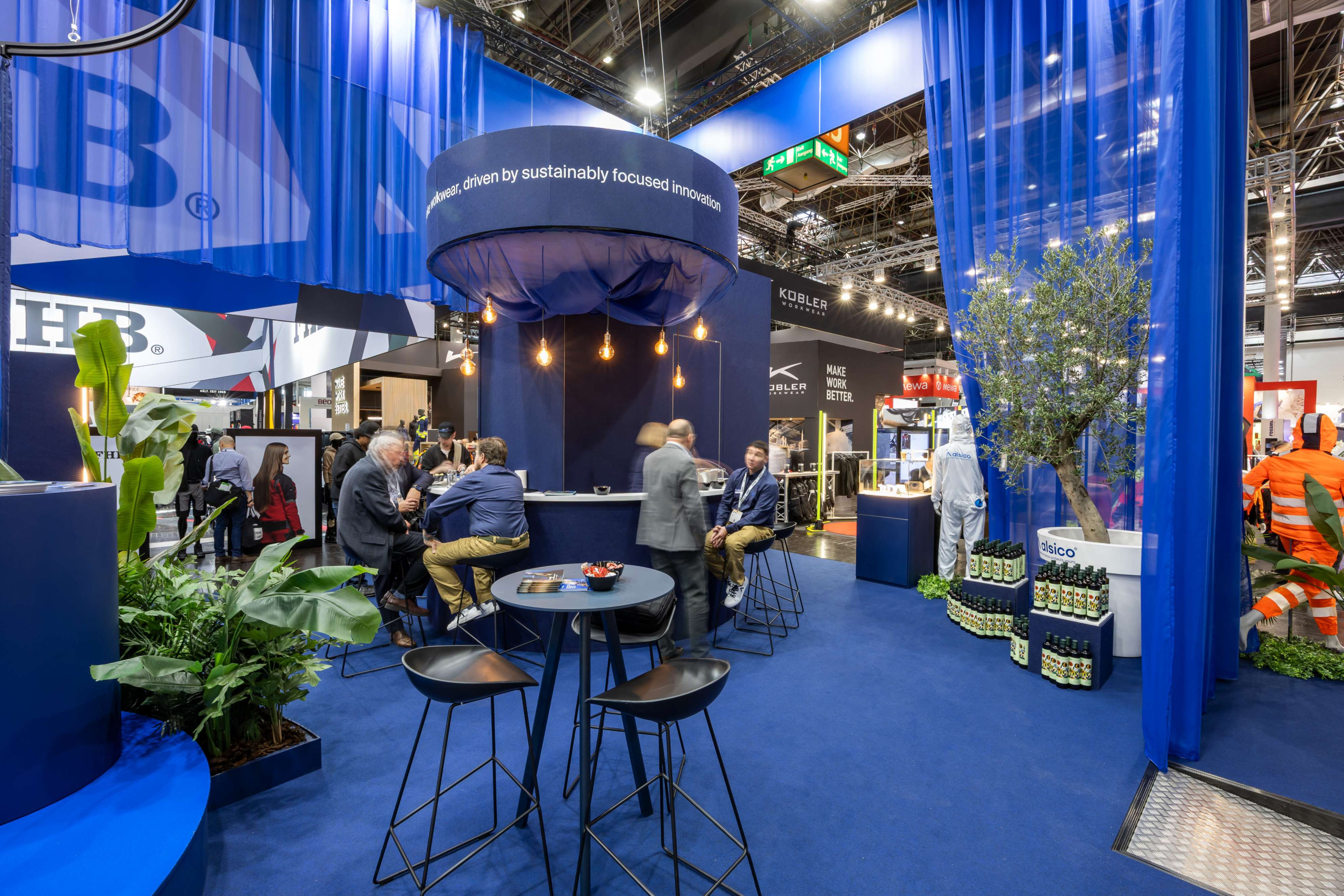 Alsico Europe Voor Alsico realiseerden wij een beursstand op maat tijdens A+A. De stand werd ontworpen met focus op een sterke merkuitstraling, functionaliteit en een professionele presentatie van hun werkkleding.