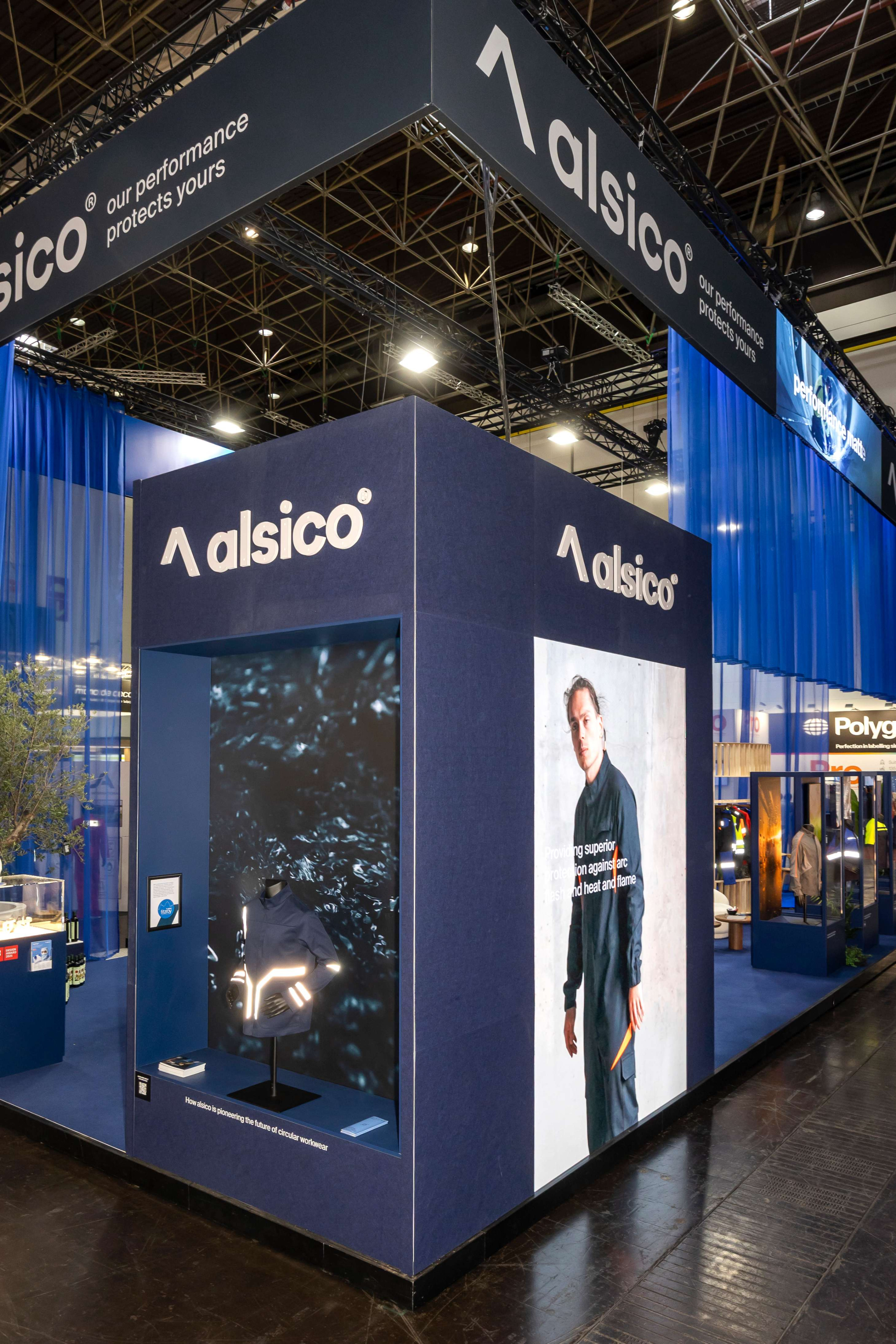 Alsico Europe Voor Alsico realiseerden wij een beursstand op maat tijdens A+A. De stand werd ontworpen met focus op een sterke merkuitstraling, functionaliteit en een professionele presentatie van hun werkkleding.