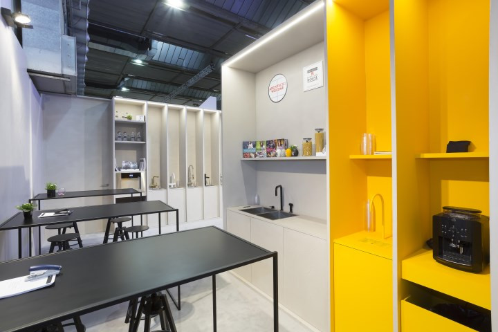 Aqualex Beursstand voor Aqualex op Batibouw – standenbouw door Travelexpo.<br /><br />Als ervaren standenbouwer in België ontwikkelde Travelexpo een open en toegankelijk standconcept dat bezoekers aantrok en interactie stimuleerde. De indeling zorgde voor een logische flow doorheen de stand, waardoor de verschillende producten op een duidelijke en aantrekkelijke manier werden gepresenteerd.