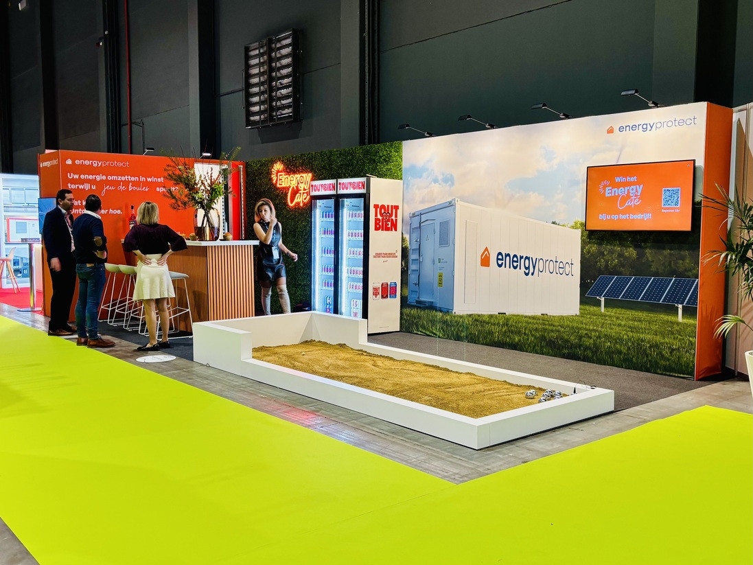 Bedrijvencontactdagen Kortrijk Tijdens Bedrijvencontactdagen Kortrijk realiseert Travelexpo 2-jaarlijks uiteenlopende beursstanden voor bedrijven uit diverse sectoren. Van compacte netwerkstanden tot volledig uitgewerkte maatwerkconcepten: elke stand wordt ontworpen met focus op zichtbaarheid, merkbeleving en professionele uitstraling. Dankzij een doordachte opbouw en kwalitatieve afwerking zorgen we voor sterke presentaties op één van de belangrijkste B2B-netwerkevents van België.