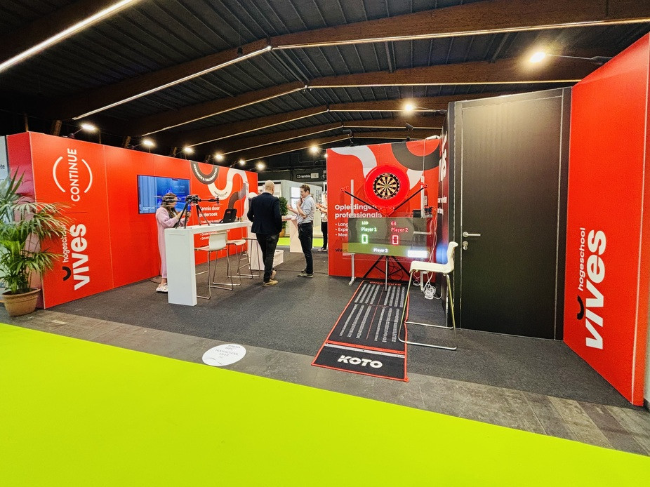 Bedrijvencontactdagen Kortrijk Tijdens Bedrijvencontactdagen Kortrijk realiseert Travelexpo 2-jaarlijks uiteenlopende beursstanden voor bedrijven uit diverse sectoren. Van compacte netwerkstanden tot volledig uitgewerkte maatwerkconcepten: elke stand wordt ontworpen met focus op zichtbaarheid, merkbeleving en professionele uitstraling. Dankzij een doordachte opbouw en kwalitatieve afwerking zorgen we voor sterke presentaties op één van de belangrijkste B2B-netwerkevents van België.