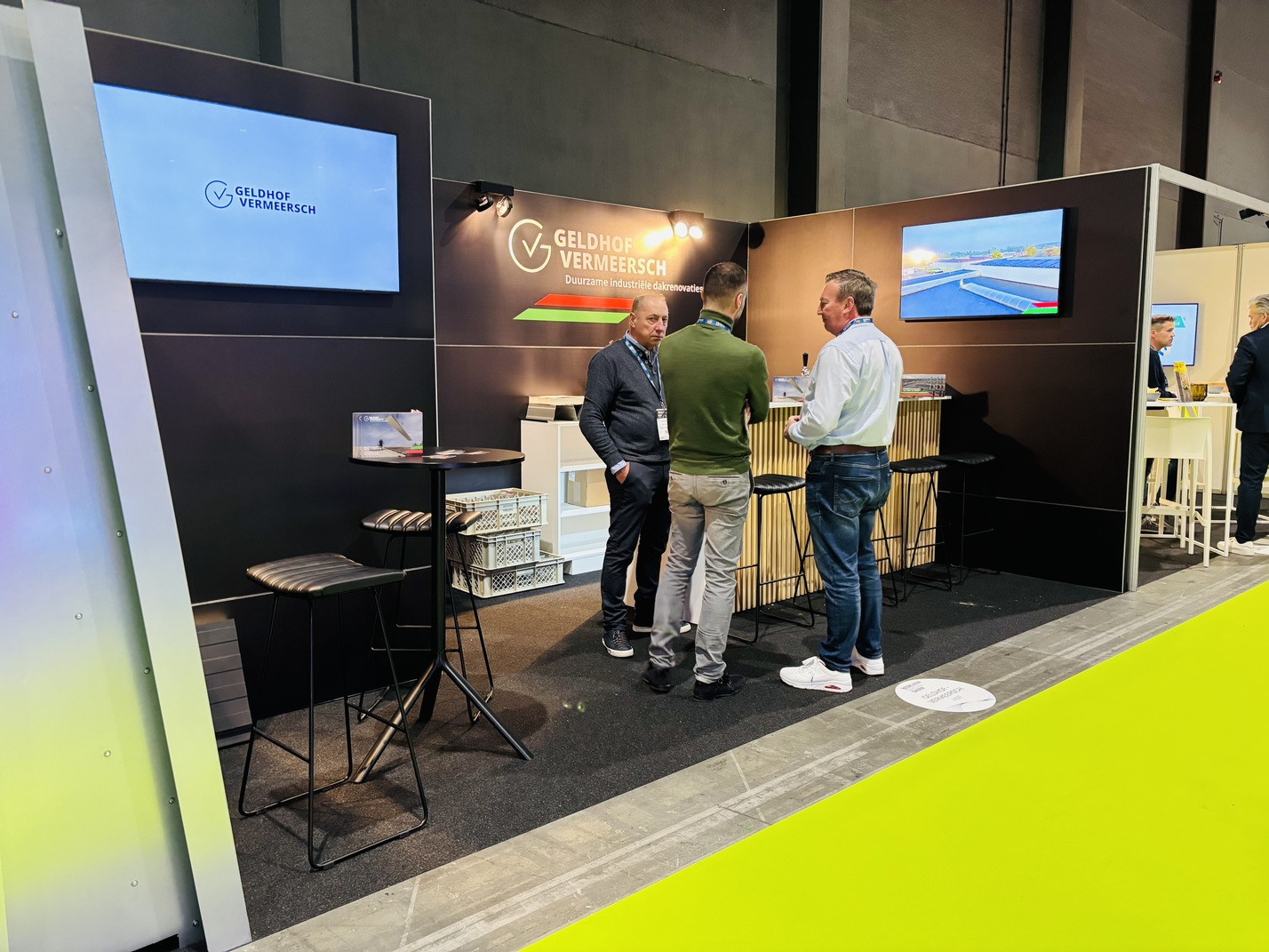 Bedrijvencontactdagen Kortrijk Tijdens Bedrijvencontactdagen Kortrijk realiseert Travelexpo 2-jaarlijks uiteenlopende beursstanden voor bedrijven uit diverse sectoren. Van compacte netwerkstanden tot volledig uitgewerkte maatwerkconcepten: elke stand wordt ontworpen met focus op zichtbaarheid, merkbeleving en professionele uitstraling. Dankzij een doordachte opbouw en kwalitatieve afwerking zorgen we voor sterke presentaties op één van de belangrijkste B2B-netwerkevents van België.
