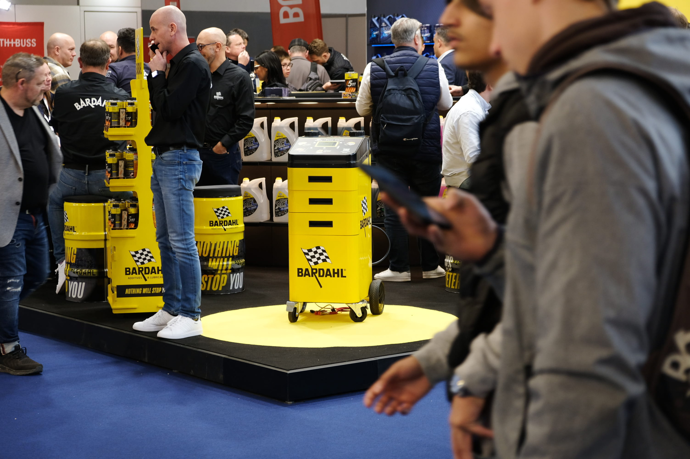 Bardahl Voor Bardahl realiseerden wij een beursstand op maat tijdens AutoTechnica. De standenbouw werd ontworpen met een krachtige en technische uitstraling, perfect afgestemd op hun productgamma en merkidentiteit.