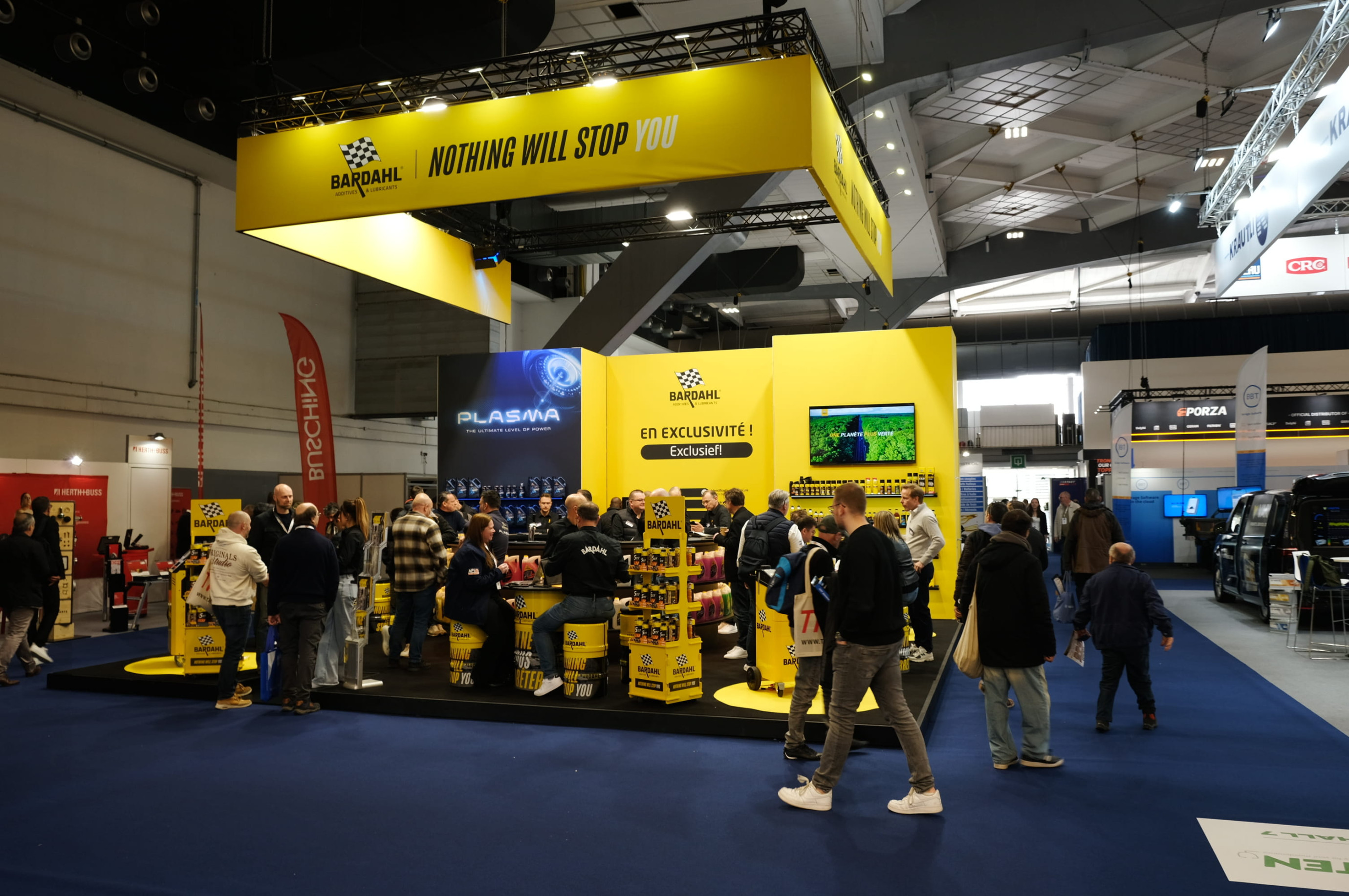 Bardahl Voor Bardahl realiseerden wij een beursstand op maat tijdens AutoTechnica. De standenbouw werd ontworpen met een krachtige en technische uitstraling, perfect afgestemd op hun productgamma en merkidentiteit.