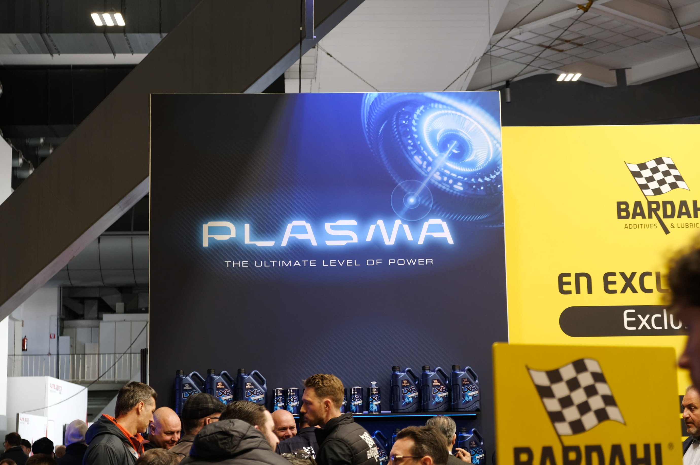 Bardahl Voor Bardahl realiseerden wij een beursstand op maat tijdens AutoTechnica. De standenbouw werd ontworpen met een krachtige en technische uitstraling, perfect afgestemd op hun productgamma en merkidentiteit.