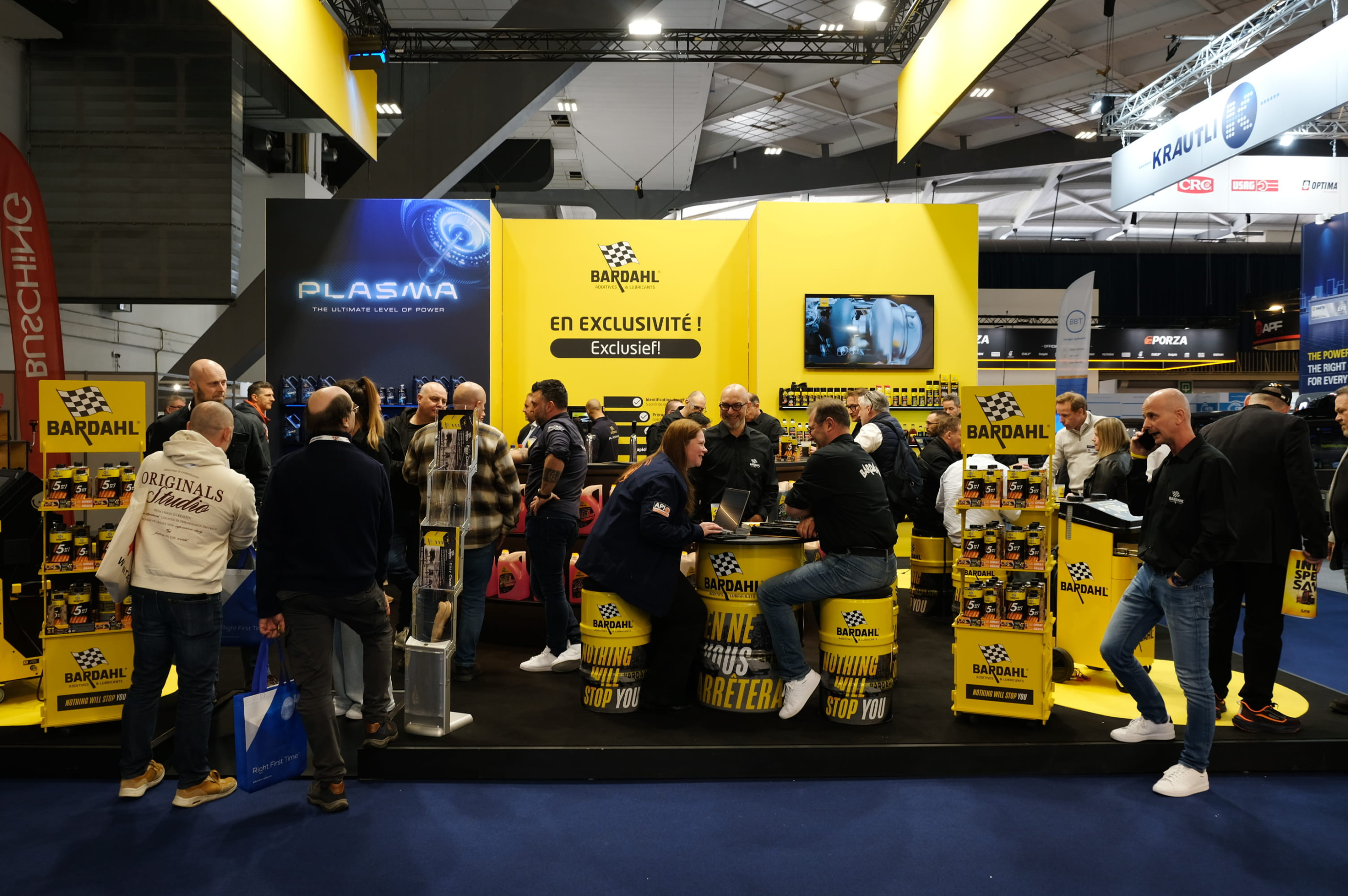 Bardahl Voor Bardahl realiseerden wij een beursstand op maat tijdens AutoTechnica. De standenbouw werd ontworpen met een krachtige en technische uitstraling, perfect afgestemd op hun productgamma en merkidentiteit.