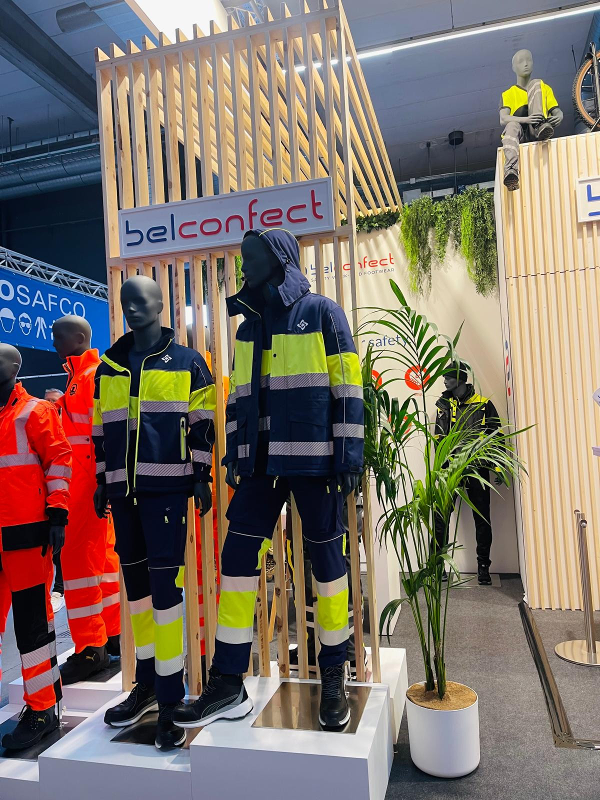 Belconfect Voor Belconfect realiseerde Travelexpo een maatwerk beursstand op Worksafe Antwerpen. De stand werd ontworpen met een functionele en professionele uitstraling, gericht op de presentatie van werkkledij en veiligheidsoplossingen. Dankzij een duidelijke indeling konden bezoekers het assortiment overzichtelijk en toegankelijk ontdekken.