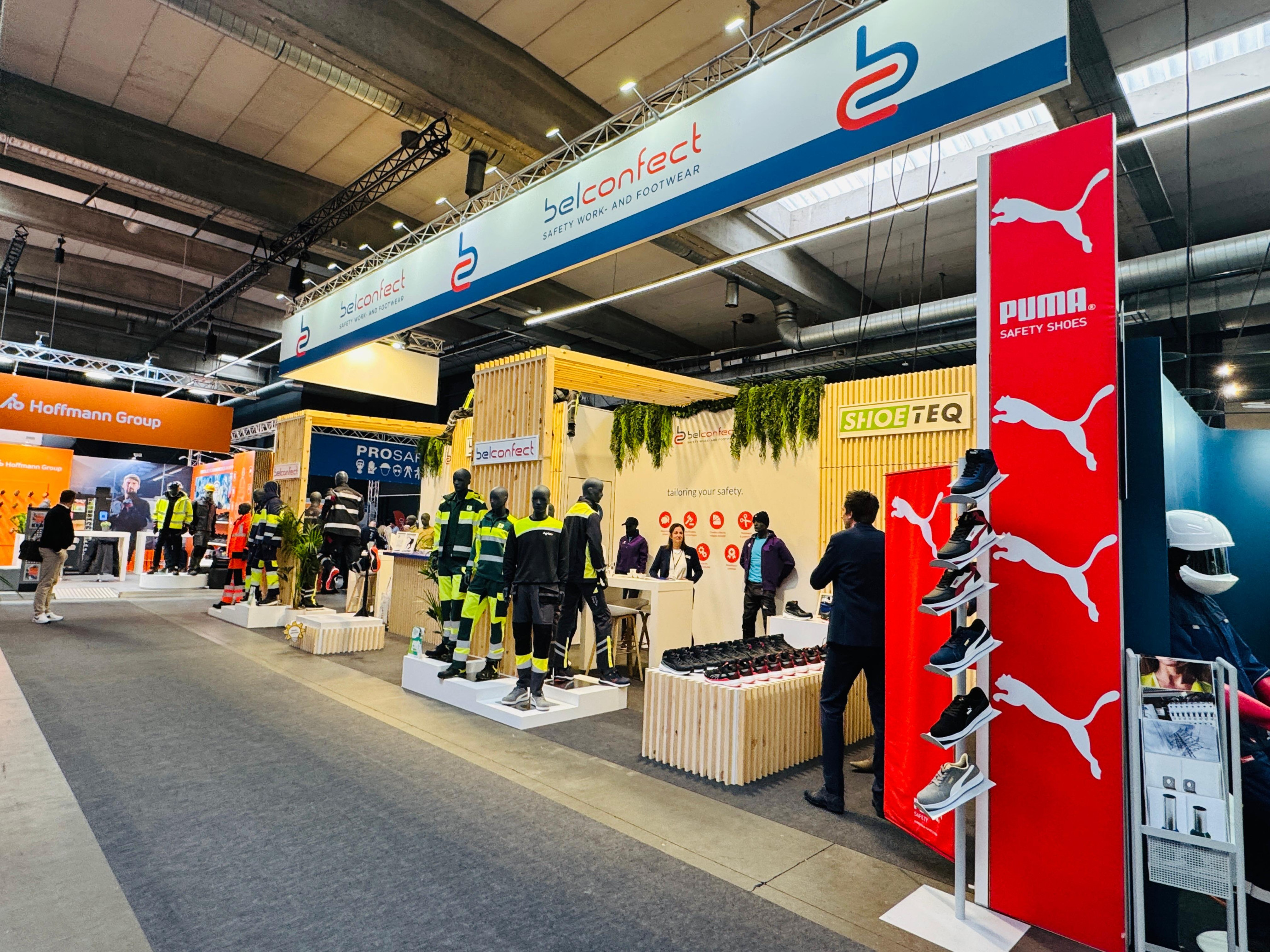 Belconfect Voor Belconfect realiseerde Travelexpo een maatwerk beursstand op Worksafe Antwerpen. De stand werd ontworpen met een functionele en professionele uitstraling, gericht op de presentatie van werkkledij en veiligheidsoplossingen. Dankzij een duidelijke indeling konden bezoekers het assortiment overzichtelijk en toegankelijk ontdekken.