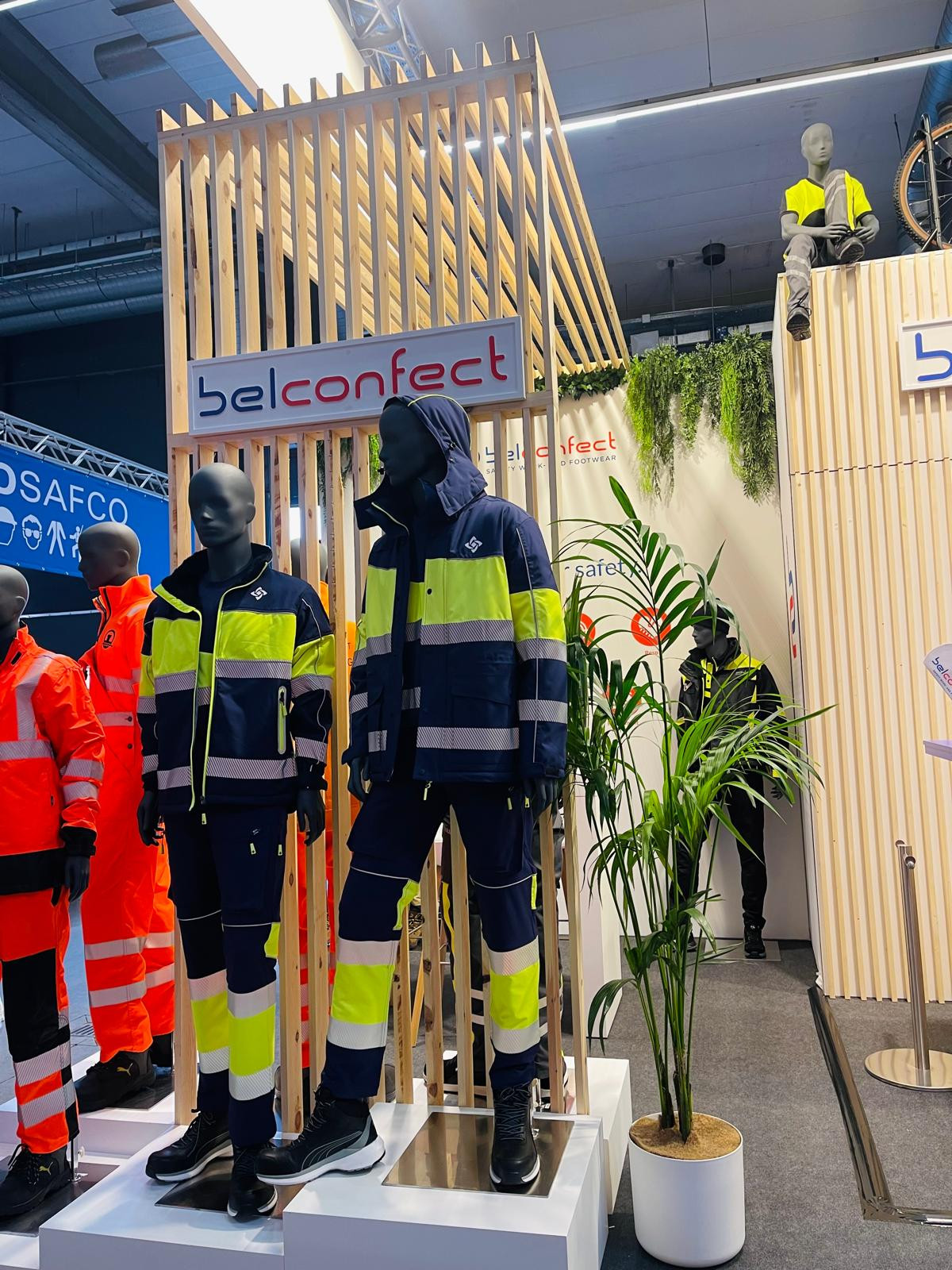 Belconfect Voor Belconfect realiseerde Travelexpo een maatwerk beursstand op Worksafe Antwerpen. De stand werd ontworpen met een functionele en professionele uitstraling, gericht op de presentatie van werkkledij en veiligheidsoplossingen. Dankzij een duidelijke indeling konden bezoekers het assortiment overzichtelijk en toegankelijk ontdekken.
