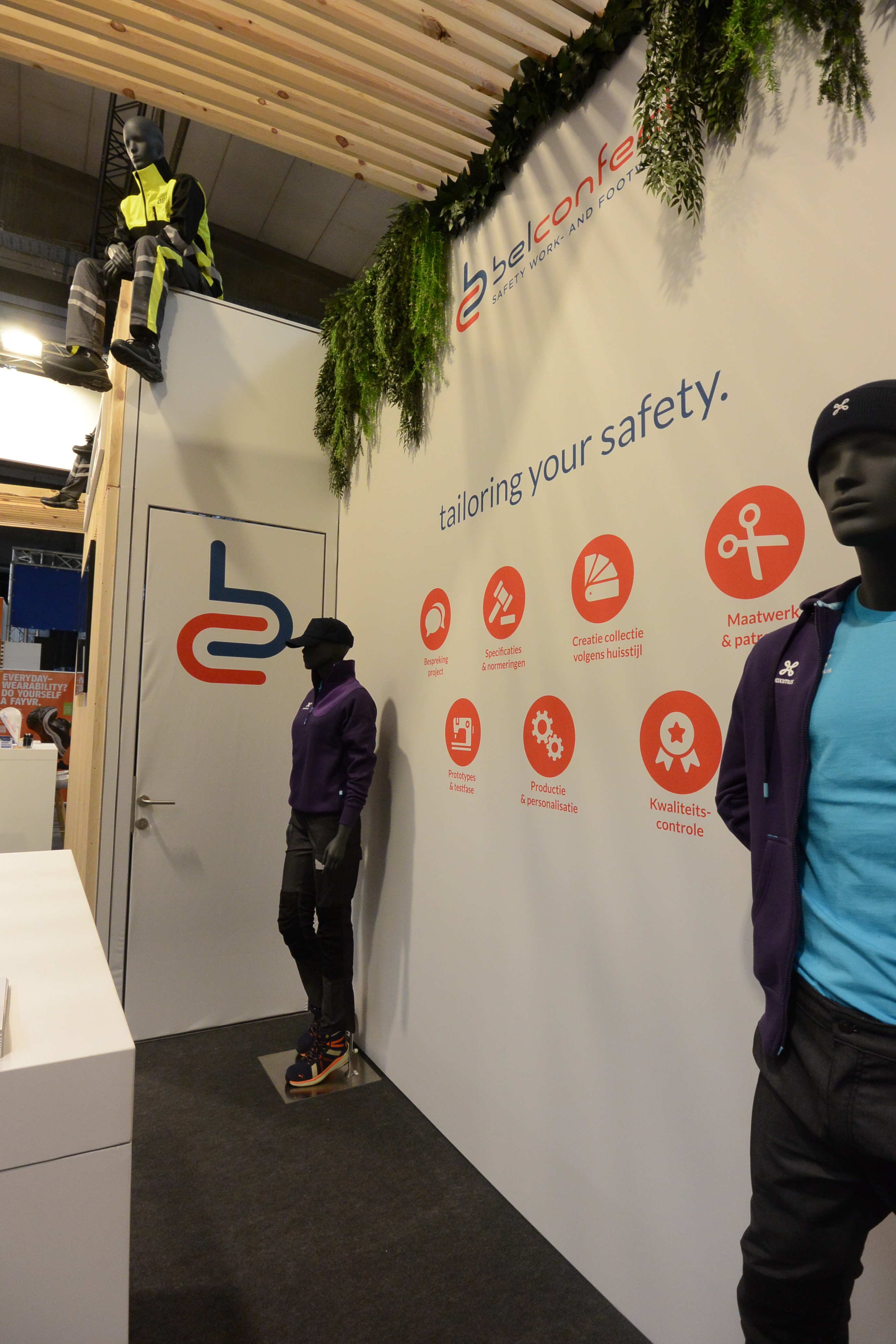 Belconfect Voor Belconfect realiseerde Travelexpo een maatwerk beursstand op Worksafe Antwerpen. De stand werd ontworpen met een functionele en professionele uitstraling, gericht op de presentatie van werkkledij en veiligheidsoplossingen. Dankzij een duidelijke indeling konden bezoekers het assortiment overzichtelijk en toegankelijk ontdekken.