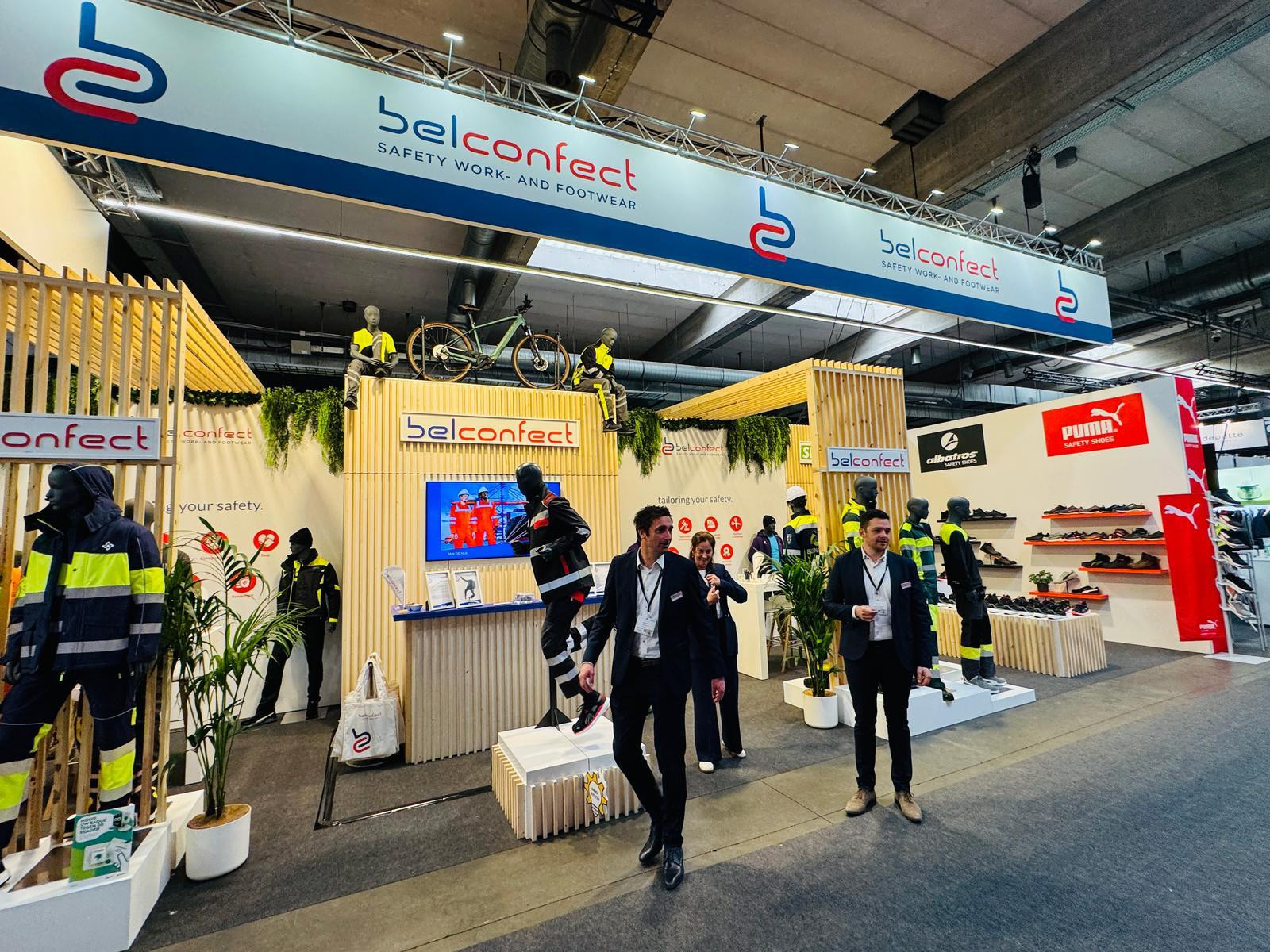Belconfect Voor Belconfect realiseerde Travelexpo een maatwerk beursstand op Worksafe Antwerpen. De stand werd ontworpen met een functionele en professionele uitstraling, gericht op de presentatie van werkkledij en veiligheidsoplossingen. Dankzij een duidelijke indeling konden bezoekers het assortiment overzichtelijk en toegankelijk ontdekken.