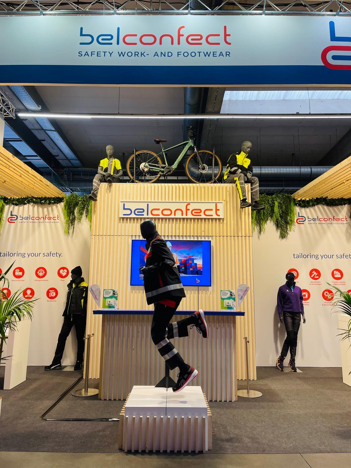 Belconfect Voor Belconfect realiseerde Travelexpo een maatwerk beursstand op Worksafe Antwerpen. De stand werd ontworpen met een functionele en professionele uitstraling, gericht op de presentatie van werkkledij en veiligheidsoplossingen. Dankzij een duidelijke indeling konden bezoekers het assortiment overzichtelijk en toegankelijk ontdekken.